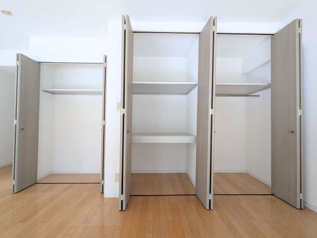 サンクレスタ緑町の収納|リビングには大容量のクローゼットを完備。荷物をすっきりと収納でき、お部屋を広く使えます。