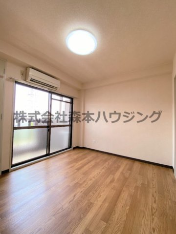 【洋室】 | 　エステートTSUKUI | 明るい洋室です