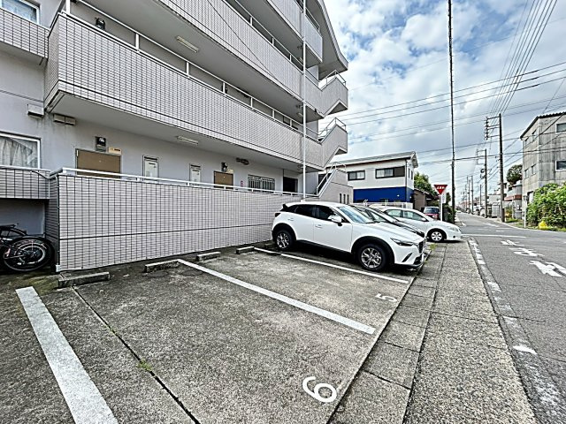 ヴイラージュ歌里の駐車場