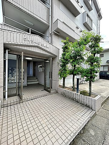 ヴイラージュ歌里のエントランス