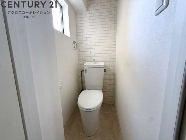 落ち着いた色調のトイレです