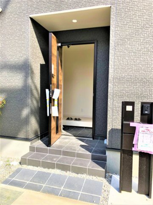 【玄関】 | 【20万円ｷｬｯｼｭﾊﾞｯｸ対象物件】リーブルガーデン大和高田市根成柿4期 全1棟 1号棟 | 施工例写真