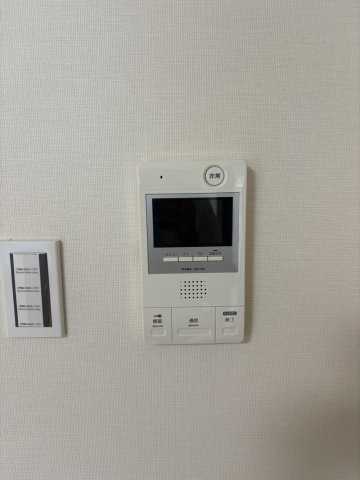 ワコーレステラ魚崎北町の防犯設備|来訪者の顔を室内のモニターからはっきりと確認できる、安心のTVモニター付きインターホン。オートロックの解錠もボタン一つでスマート。お子様のお留守番にも心強い防犯設備です。