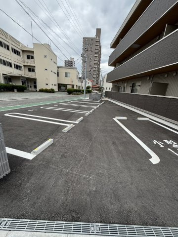 D-ROOM+西町の駐車場