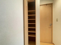 玄関にも収納があり便利です