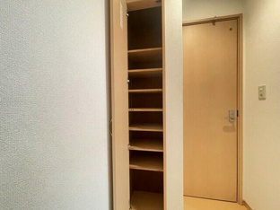 玄関にも収納があり便利です