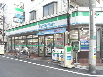 ファミリーマート赤羽平和通り店 740m