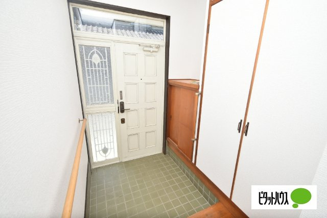波志江町貸住宅の玄関