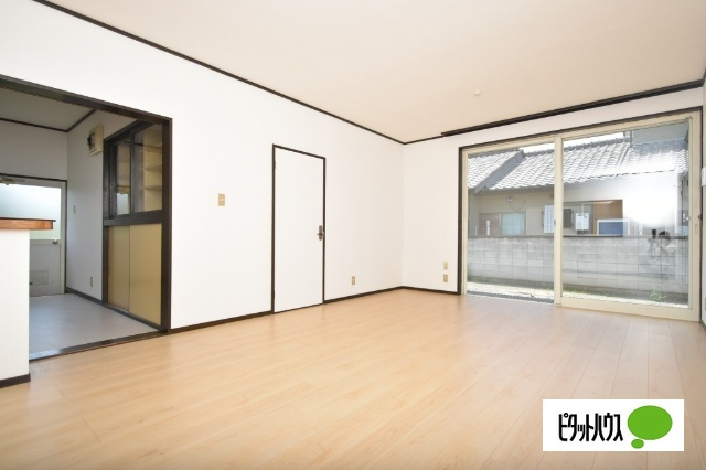 波志江町貸住宅の居間・リビング