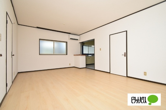 波志江町貸住宅の居間・リビング