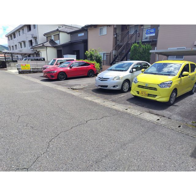ドミール神谷の駐車場