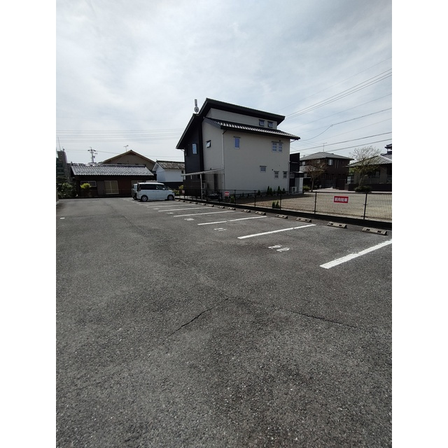 関市鋳物師屋５丁目のアパートの駐車場