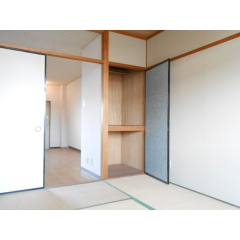 岐阜市本荘西３丁目のアパートの居間・リビング|和室6帖