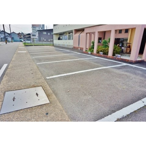 岐阜市本荘西３丁目のアパートの駐車場