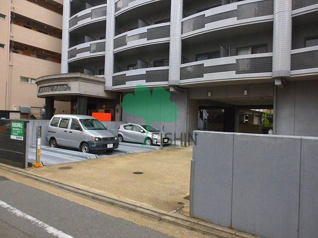 ロイヤル呉服の駐車場