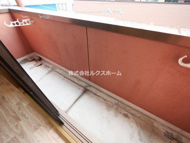 ネオセレス参番館のバルコニー|暖かな日差しのふりそそぐバルコニー