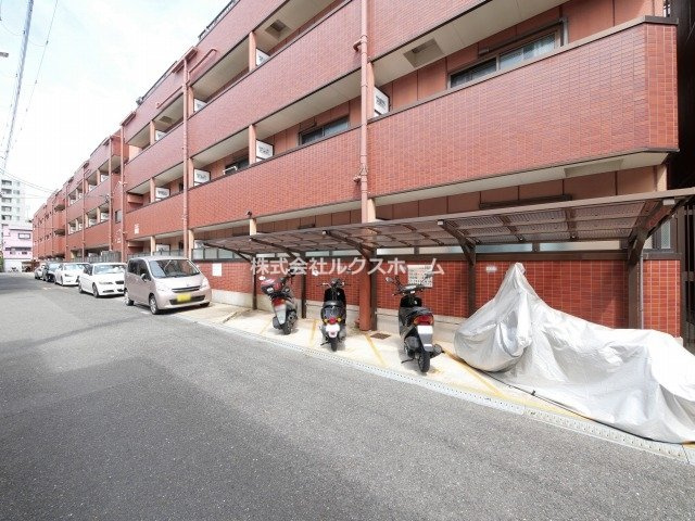 ネオセレス参番館のエントランス|清潔なエントランスです