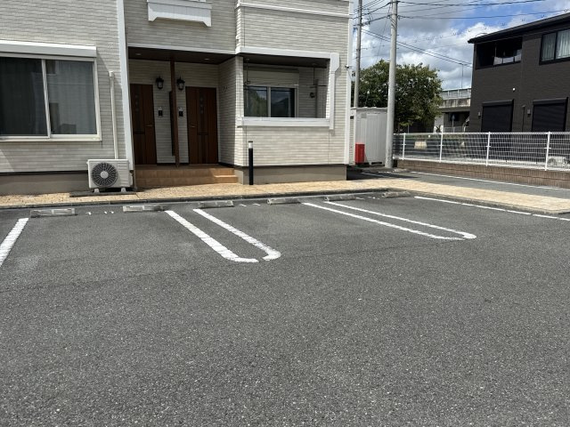 グラン　フレールⅡの駐車場