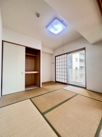 グランシアタワー狭山の和室|約6.3帖の和室。リビングのすぐ隣に面しています。