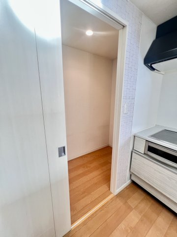 グランシアタワー狭山の収納|キッチン横には広々としたパントリースペースが。備蓄品、消耗品も収納できます◎