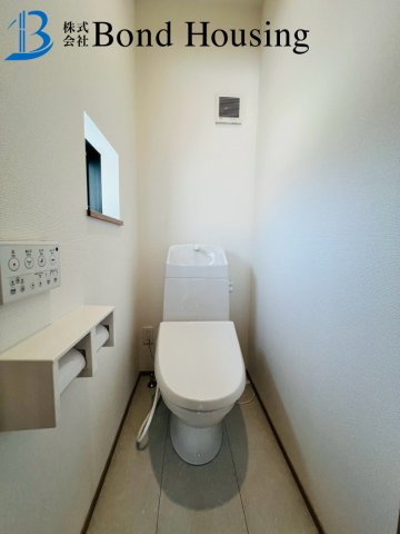 南向きにつき陽当たり良好　魚住町西岡5期　新築8棟　F号棟のトイレ