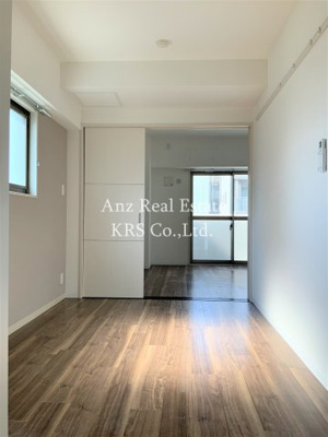 【寝室】 | ノーブルスクエア新町 | 寝室部分です！西日が差して明るいお部屋です♪