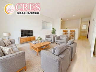 【居間・リビング】 | ☆☆新築分譲　いわき市平谷川瀬A　全３棟！！最終１棟！！地震に強い安心住宅♪ | 複層ガラスで断熱効果・結露防止・遮音効果があります。
柔らかい光が入り込む明るいリビング　
※実際に現地に家具はおかれておりません。また価格に家具は含まれておりません。(作成CG)