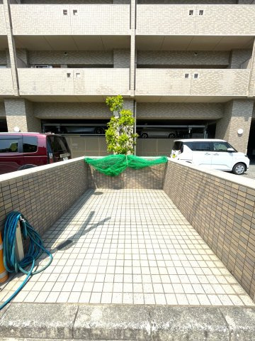 アルファステイツ宝永町桜館のその他共用部分|敷地内にゴミ置き場も設置されています。