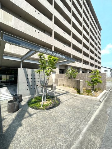 アルファステイツ宝永町桜館の外観|エントランス入り口付近。植栽があり、丁寧に管理されています。