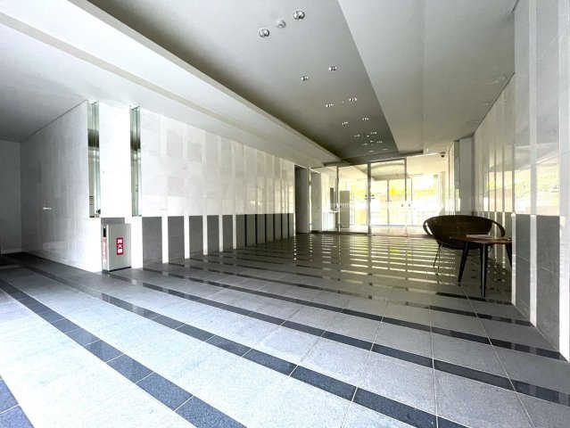 アルファステイツ宝永町桜館のその他共用部分|開放感のある広々としたエントランスです。