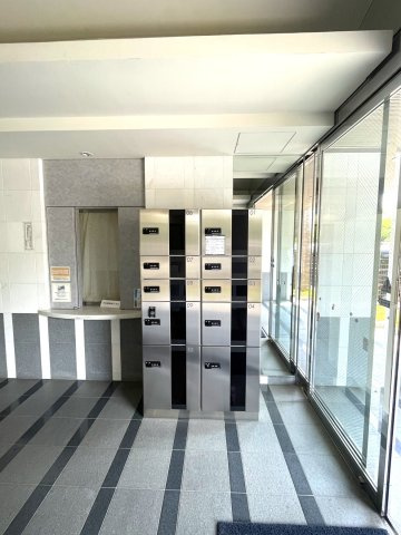 アルファステイツ宝永町桜館のその他共用部分|エントランスに宅配ボックスが設置されているため、不在時も荷物を受け取ることができます。