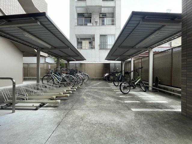 アルファステイツ宝永町桜館のその他共用部分|駐輪場は屋根付きで雨天時でも安心です。
