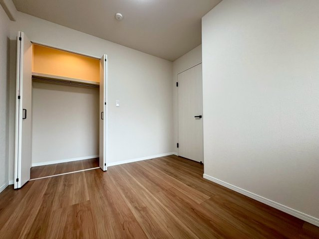 「商業施設充実」サーパス鏡川大橋　中古マンションの洋室|落ち着いた色合いのフローリングが魅力の洋室。子供部屋や書斎など、ライフスタイルに合わせて使えます。