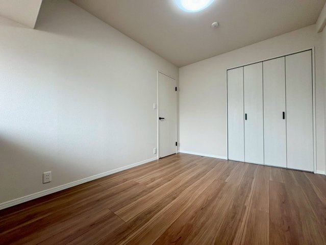 「商業施設充実」サーパス鏡川大橋　中古マンションの洋室|窓から自然光が入る心地よいプライベート空間。全居室に収納スペースがあり、荷物が多い方でも安心です。