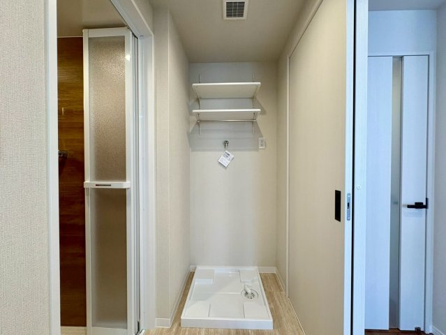 「商業施設充実」サーパス鏡川大橋　中古マンションのランドリースペース|水回りが一箇所にまとまっており、無駄のないスムーズな家事動線を叶える機能的なランドリースペース。