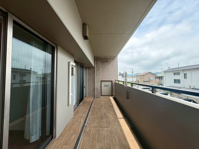 「商業施設充実」サーパス鏡川大橋　中古マンションのバルコニー|お洗濯物やお布団もたっぷり干せる、幅の広いゆったりとしたバルコニー。風通しも良く快適です。
