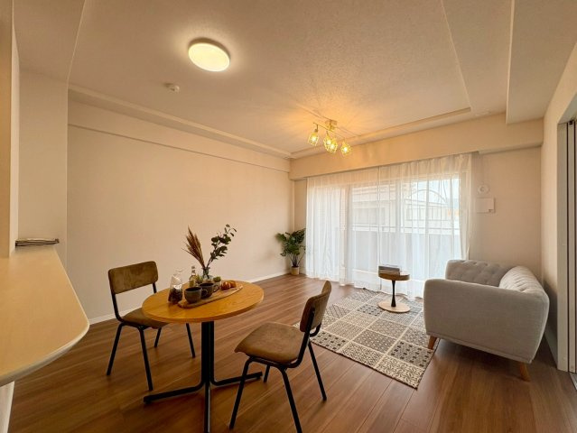 「商業施設充実」サーパス鏡川大橋　中古マンションの居間・リビング|家具の配置がしやすい、広々としたリビングダイニング。ご家族団らんの時間を豊かに彩るくつろぎの空間。
