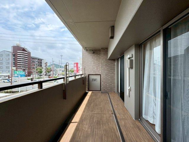 「商業施設充実」サーパス鏡川大橋　中古マンションのバルコニー|奥行きがあり開放感あふれるバルコニー。お洗濯物や布団もたっぷり干せるので、毎日のお洗濯が快適です。
