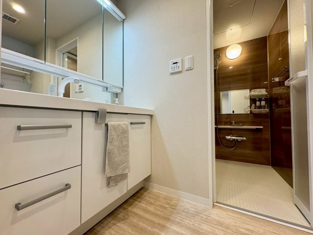 「商業施設充実」サーパス鏡川大橋　中古マンションの独立洗面台|大きな鏡で朝の身支度も快適な洗面化粧台。収納スペースも豊富で、洗面周りの小物をすっきりと片付け可能。