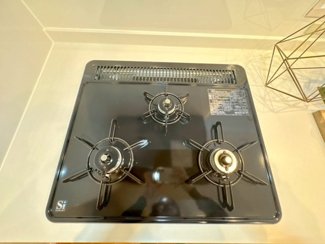 「商業施設充実」サーパス鏡川大橋　中古マンションのその他|お料理を同時進行できる便利な3口コンロを採用。フラットな天板でお手入れもしやすく清潔に保てます。