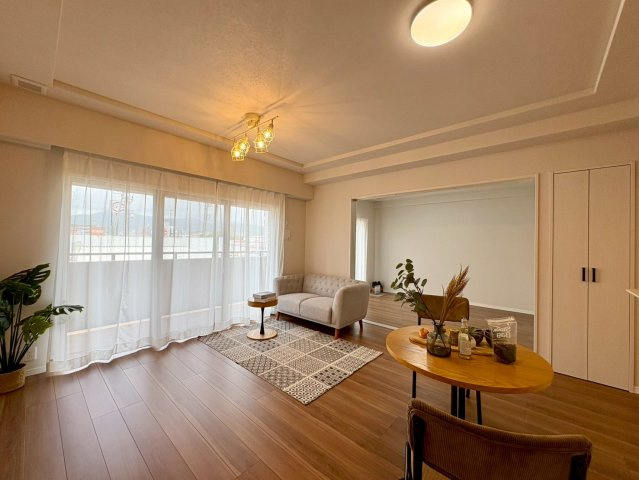 「商業施設充実」サーパス鏡川大橋　中古マンションの居間・リビング|大きな窓から明るい光が差し込む広々リビング。どんな家具にも馴染む、ナチュラルで温かみのある空間です。