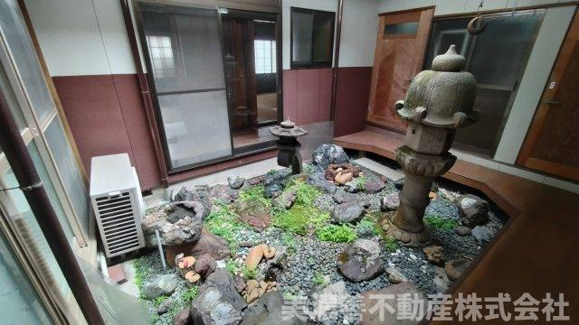６５７２０　岐阜市加納朝日町2丁目借地権付建物の庭