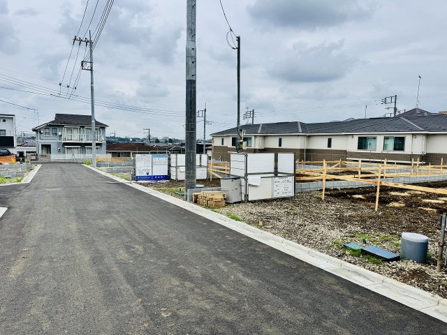 八王子市　小宮町　新築一戸建て　４期の前面道路含む現地写真|～北西側5ｍ道路に面しています～