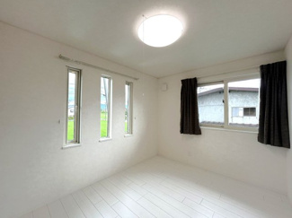 【洋室】 | 大館市字松館64-5・中古住宅 | ２階東側6帖洋室です。