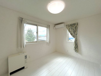【洋室】 | 大館市字松館64-5・中古住宅 | ２階西側6帖洋室です。