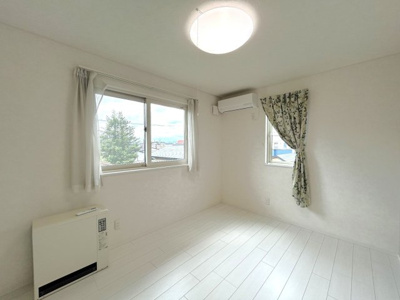 【洋室】 | 大館市字松館64-5・中古住宅 | ２階西側6帖洋室です。