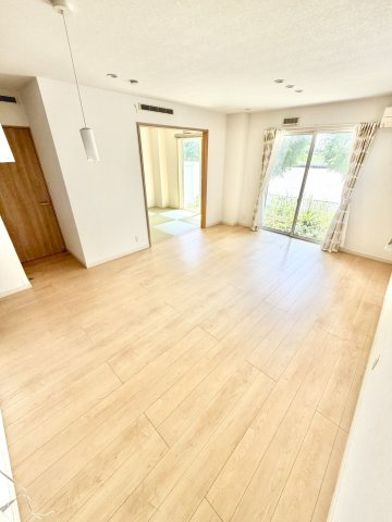 さいたま市西区中野林中古戸建の居間・リビング