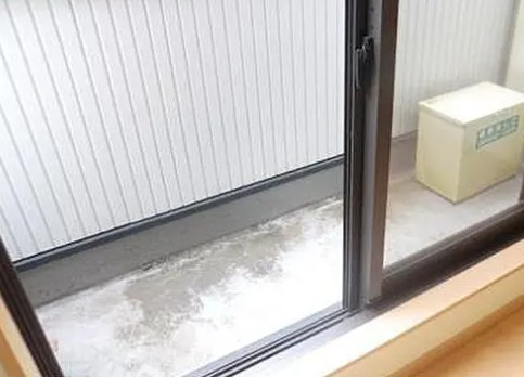 横浜市中区西之谷町のアパートのバルコニー
