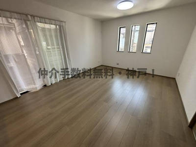 【居間・リビング】 | 神戸市垂水区東垂水3丁目　新築戸建　仲介手数料無料！ | おしゃれなリビングです