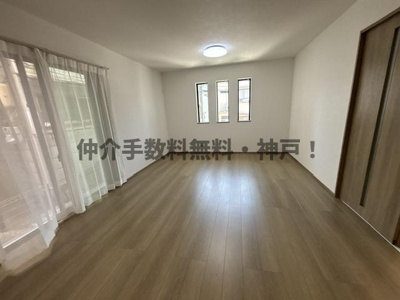 【居間・リビング】 | 神戸市垂水区東垂水3丁目　新築戸建　仲介手数料無料！ | こちらのリビングで趣味の時間をお楽しみください